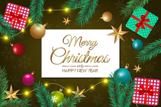 Tarjeta de Navidad con adornos, regalos y ramas de pino sobre un fondo verde festivo
