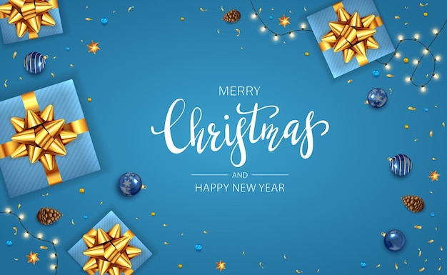 Tarjeta de Navidad con bolas, adornos navideños, regalos con lazo dorado, luces, piñas y estrellas brillantes sobre fondo azul. La ilustración se puede utilizar para el diseño de Navidad, carteles, tarjetas, pancartas.
