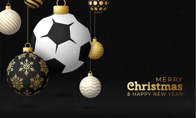 Tarjeta de navidad de fútbol deporte. feliz navidad tarjeta de felicitación deportiva. colgar de un hilo de fútbol, pelota de fútbol como bola de navidad y adorno dorado sobre fondo negro horizontal. ilustración de vector de deporte.