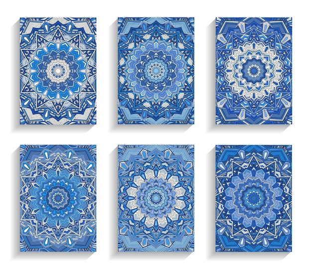 Tarjetas azules para Feliz Año Nuevo o Navidad Saludos de 5 a 7 Relación Mandala redonda ornamento intrincado Patrón florido de lujo Conjunto de invitaciones florales Ilustración vectorial