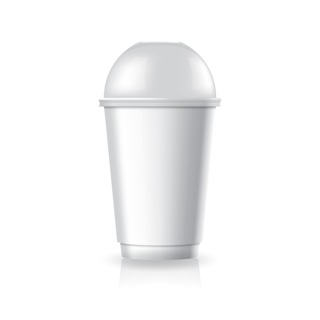 Taza de café de papel plástico blanco en blanco con tapa de cúpula clara en una plantilla de maqueta de tamaño mediano