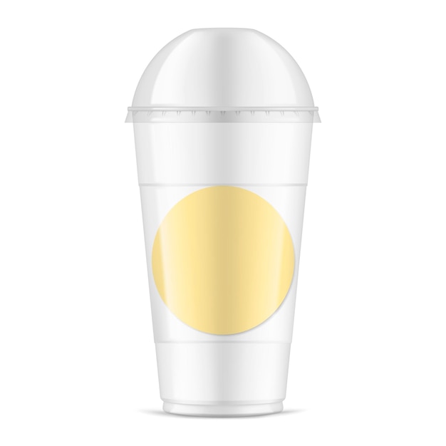 Taza de plástico brillante transparente con tapa de domo y maqueta de etiqueta redonda en blanco para diseño de marca