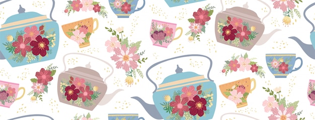 Taza de té y tetera hermosas con la flor y las hojas aisladas en blanco