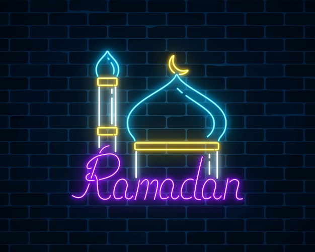 Texto de saludo de Ramadán Kareem con cúpula de mezquita y minarete.