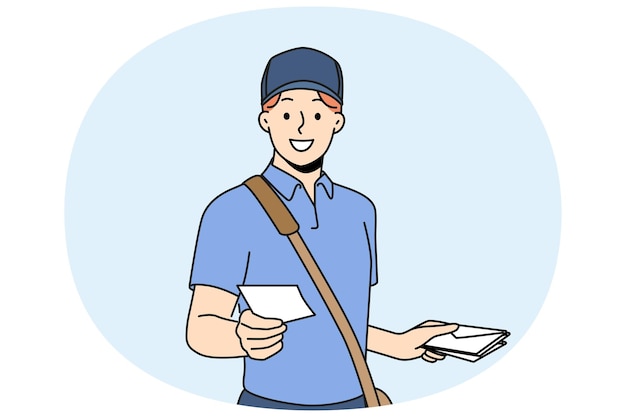 El tipo trabaja como cartero y con una sonrisa sostiene un sobre con cartas y correspondencia de entrega