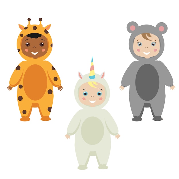 Traje de fiesta para niños. Lindos niños felices sonrientes en disfraces de animales de carnaval. Disfraz de jirafa, ratón y unicornio