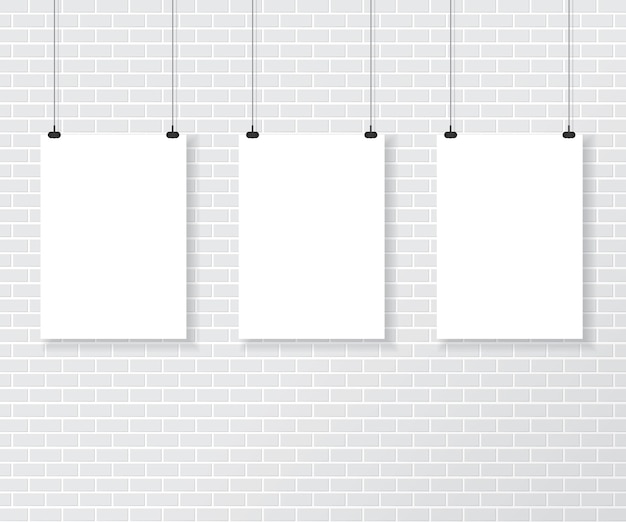 Tres carteles blancos en la pared de ladrillo