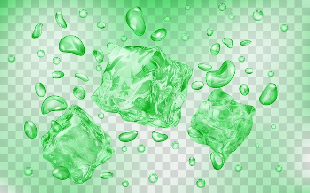 Tres cubos de hielo verdes translúcidos y muchas burbujas de aire bajo el agua sobre fondo transparente