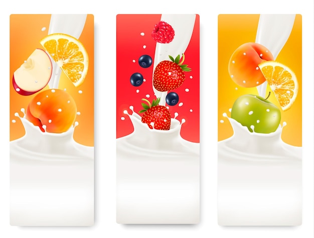 Tres etiquetas con diferentes frutas cayendo en salpicaduras de leche. Vector.