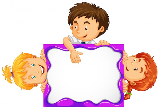 Tres niños detrás de la pizarra