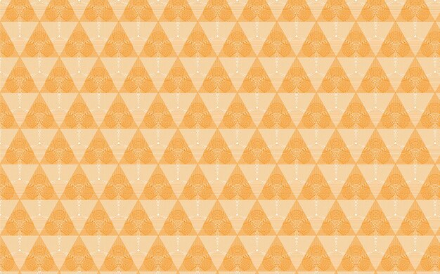 Triángulos naranjas y amarillos sobre fondo beige.