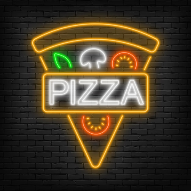 Vector un trozo de pizza de neón con la inscripción pizza en un fondo negro