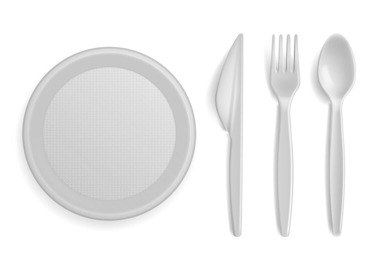 Vector vajilla de plástico utensilio de cocina desechable realista plato y cubiertos 3d aislados recipiente blanco vacío vista superior de cuchara tenedor y cuchillo juego de vajilla de picnic plato y cubiertos de vector