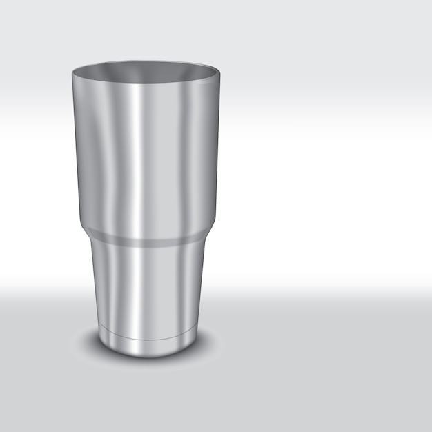 Vaso de agua y café hecho de acero inoxidable.