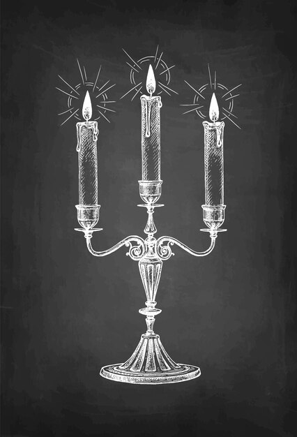 Las velas encendidas en el candelabro