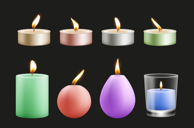 Velas realistas. Decoraciones ardientes festivas de cera colorida. Ilustración de vector de elementos de cumpleaños de año nuevo de Navidad. Vela de cera, a la luz de las velas transparente y brillante.