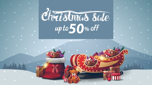 Venta de navidad, hasta 50% de descuento, pancarta de descuento con paisaje gris de invierno, bolso de santa claus, trineo de santa con regalos y regalo con osito de peluche