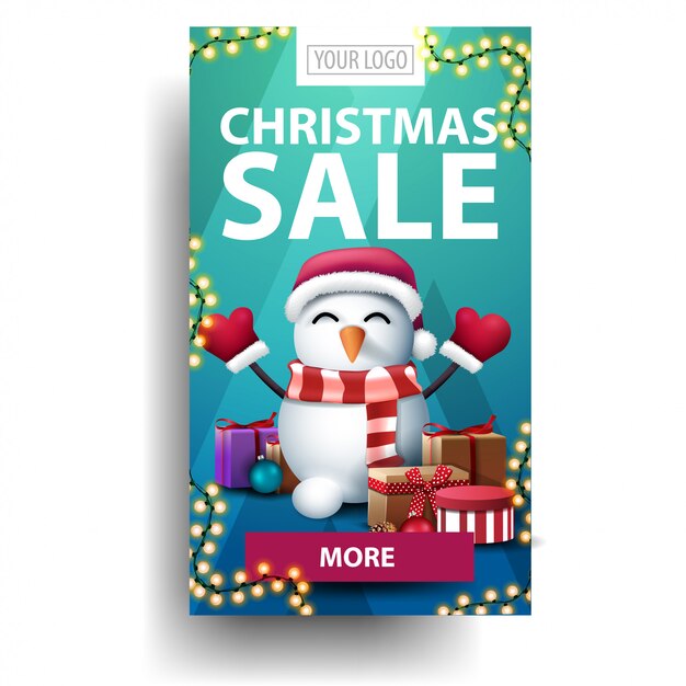 Venta de Navidad, banner de descuento vertical azul con botón morado y muñeco de nieve con sombrero de Santa Claus con regalos. Banner de descuento aislado sobre fondo blanco