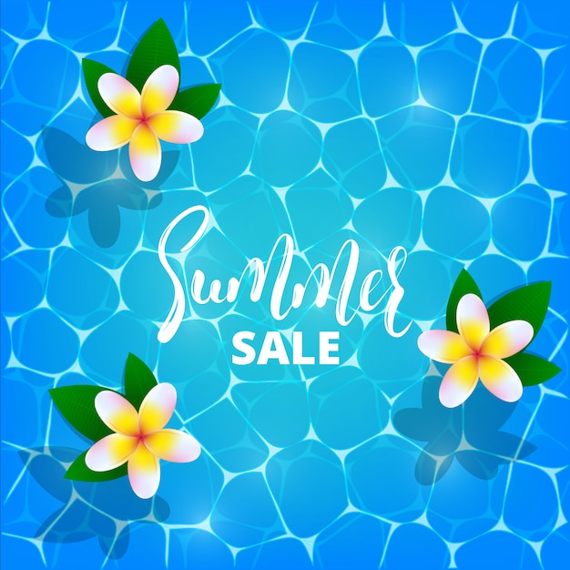 Venta de verano. ilustración de frangipani o plumeria flores flotando en el agua de cristal brillante piscina. banner de venta de verano