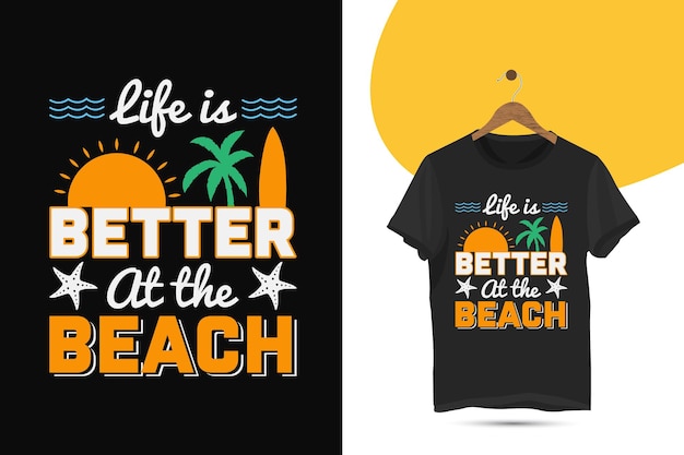La vida es mejor en la playa Vibes de verano plantilla de diseño de camiseta con surf sol árbol de palma arte vectorial