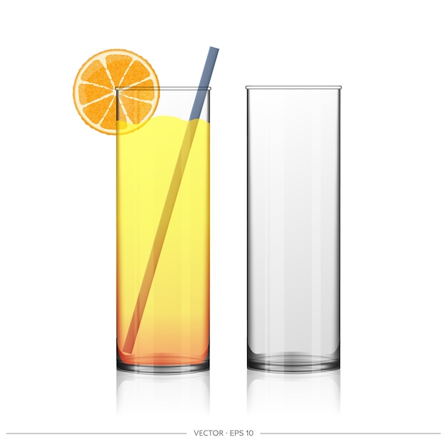 Vidrio transparente realista. un vaso de jugo de naranja está aislado en un fondo blanco.