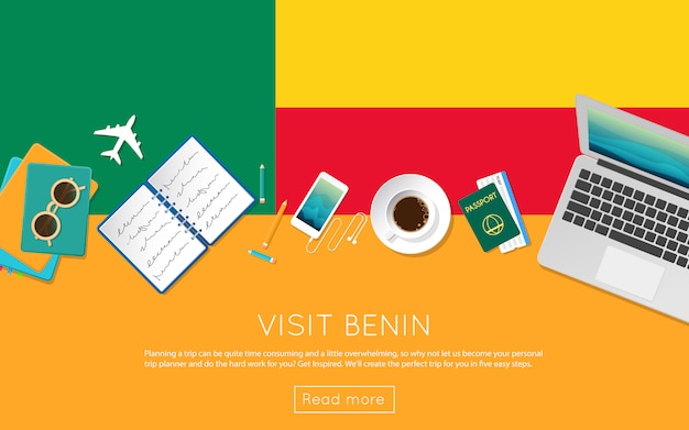 Visita el concepto de Benin. Vista superior de una computadora portátil, gafas de sol y una taza de café en la bandera nacional de Benin. Encabezado del sitio web de planificación de viajes de estilo plano.