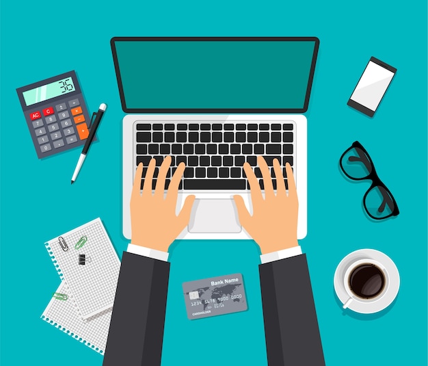 Vista aérea del espacio de trabajo de vector. Escritorio de trabajo de negocios moderno en estilo moderno. Las manos están escribiendo en una computadora. Computadora portátil, gafas, teléfono inteligente, café, calculadora aislada
