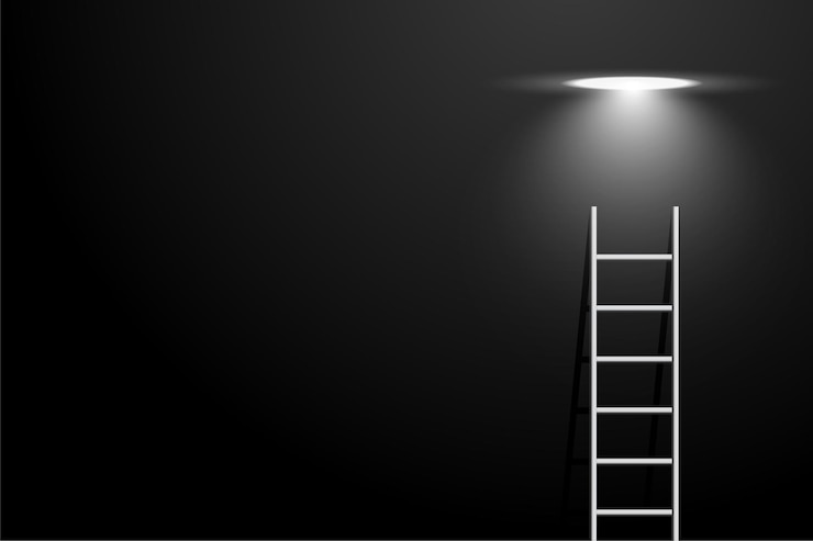 Vector Gratis dark room with ladder and spot light bulb concept background
