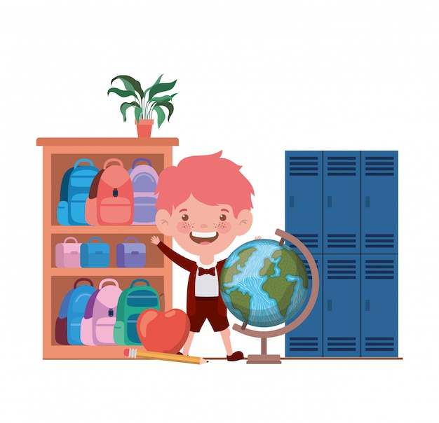 Pelajar laki-laki dengan perlengkapan sekolah di ruang kelas