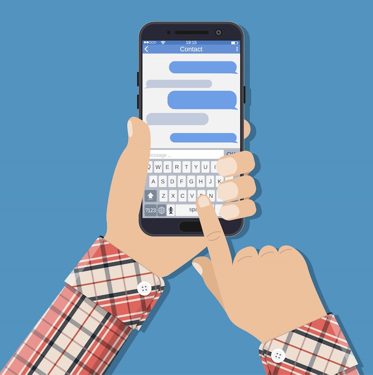 Vector tangan memegang smartphone dengan aplikasi sms perpesanan.