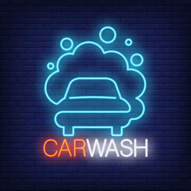 Carwash-neonwort und -automobil im schaumlogo. leuchtreklame, nacht helle werbung