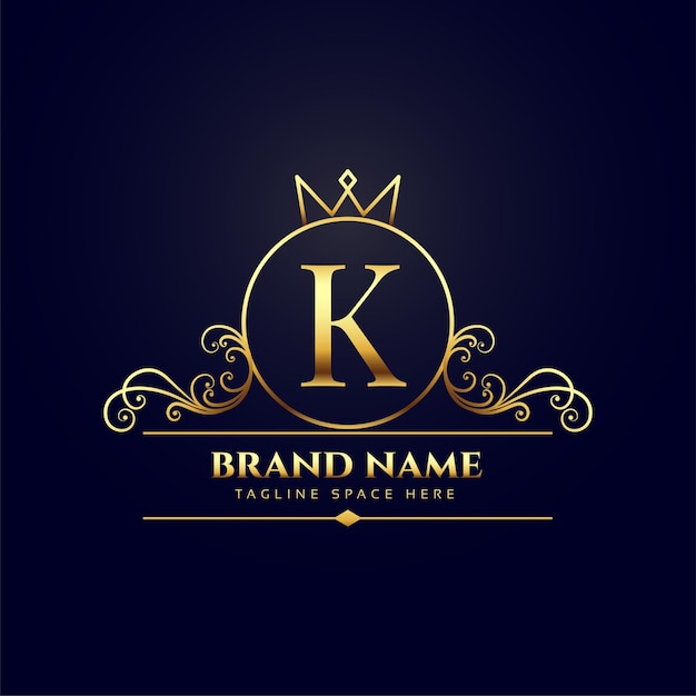 Ein luxuriöser hintergrund mit dem buchstaben k-logo und königlichem kronendesign