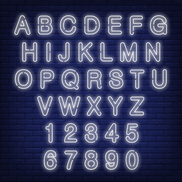 Englisch Alphabet und Zahlen. Leuchtreklame mit weißen Buchstaben.