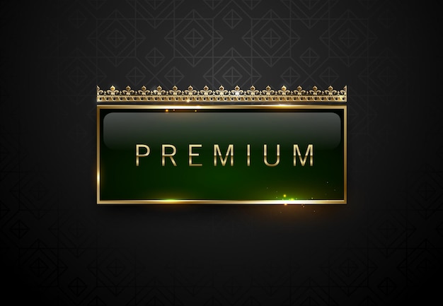 Erstklassiges grünes etikett mit goldenen rahmenfunken und krone auf schwarzem hintergrund mit geometrischem muster. dunkle luxus-logo-vorlage. vektor-illustration.