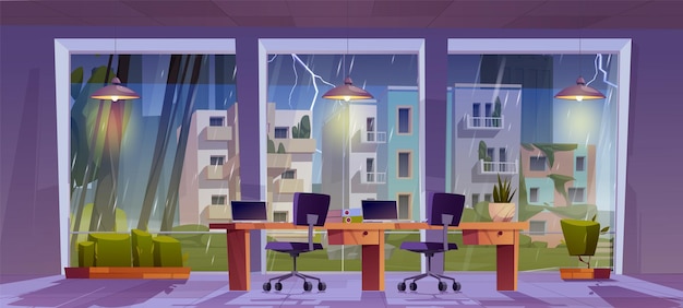 Kostenloser Vektor firmenbüro-innenraum bei regnerischem wetter vektor-cartoon-illustration eines zimmers mit großen fenstern, laptops auf schreibtischen, stühlen, lampen, gewitter mit blitzen am bewölkten himmel, blick auf die gebäude der stadt