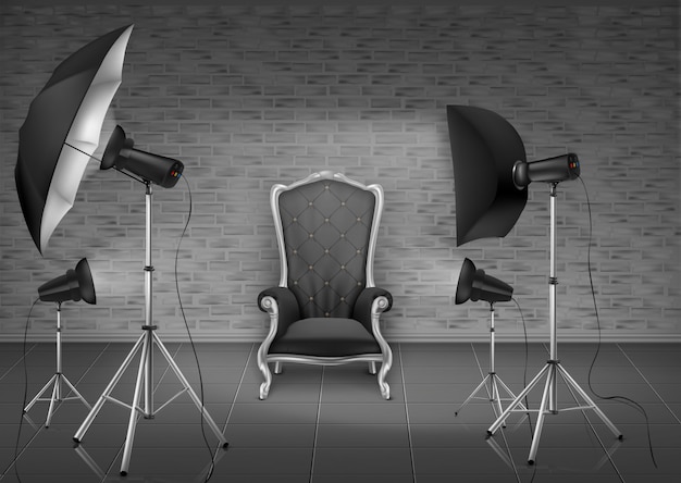 Fotostudio mit leerem Sessel und grauer Backsteinmauer, Lampen, Regenschirmdiffusor