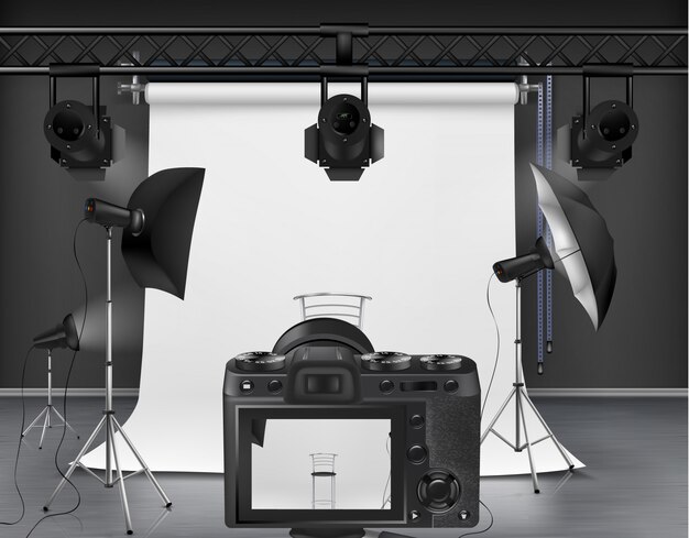 Fotostudio mit weißem Roll-Up-Bildschirm, Digitalkamera, Strahlern und Softboxen