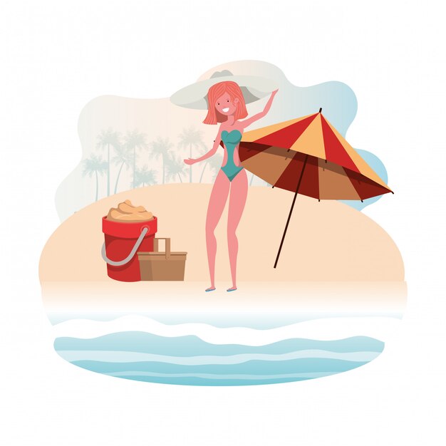 Frau mit Badeanzug am Strand und Sonnenschirm