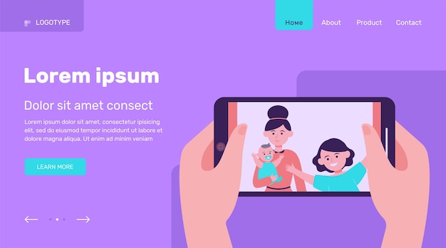 Kostenloser Vektor hände halten telefon mit familienfoto. flache vektorillustration der frau, der mutter, der kinder. website-design oder landing-webseite für technologie- und beziehungskonzepte