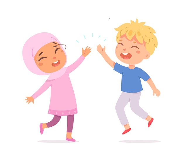 Kaukasischer Junge und muslimisches Mädchen, die sich gegenseitig High Five geben, glücklich, zwei kleine Kinder, die sich treffen, Freunde, die mit Palmen klatschen, Kinder springen und lächeln, isoliert auf weiß
