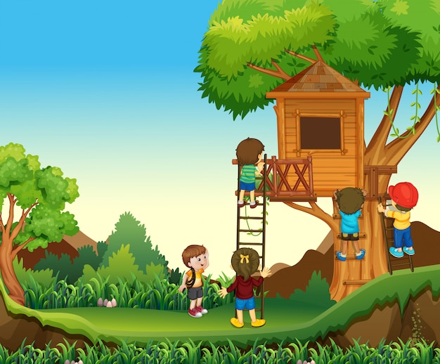 Kinder klettern das Baumhaus hinauf