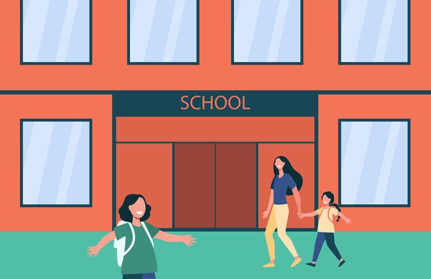 Lächelnde Kinder, die mit Rucksäcken zur Schule gehen.