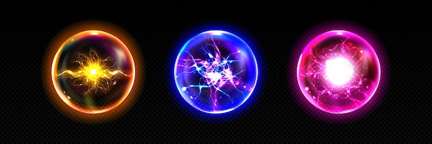 Kostenloser Vektor magische energiebälle isoliert auf transparentem hintergrund. vektorrealistische illustration von neongelben, blau-rosa wahrsagekugeln mit elektrischem blitzentladungseffekt