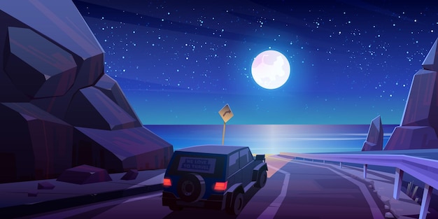 Nacht Roadtrip mit dem Auto, fahren Sie mit dem Jeep auf der Autobahn in den Bergen mit wunderschöner Landschaft mit Meerblick unter Vollmond und Sternenhimmel.