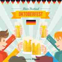 Kostenloser Vektor oktoberfest-konzepthintergrund mit glücklichen leuten und bier