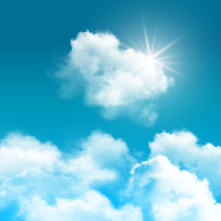 Kostenlose Vektor realistischer blauer himmel mit wolkenkompositionsstrahlen der sonne späht hinter den wolken hervor