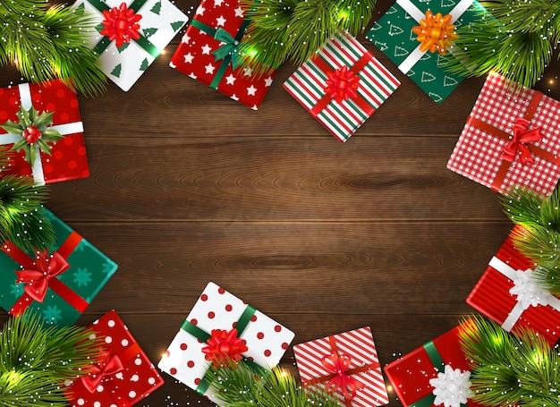 Realistischer Weihnachtshintergrund mit bunten Geschenkboxen und Tannenzweigen auf Holztisch