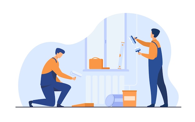 Renovierungsarbeiter reparieren Wohnung. Handwerker in Overalls, die Wände dekorieren und streichen. Vektorillustration für Exkursions-, Personen- und Kulturkonzept