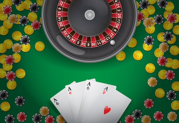 Roulette, vier Asse, Münzen und Kasinochips auf grünem Hintergrund.