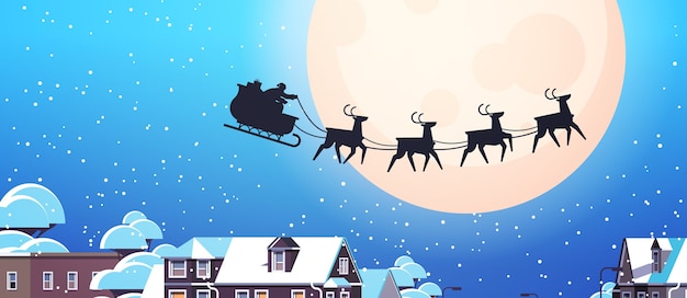 Santa fliegt im schlitten mit rentieren im nachthimmel über dorfhäusern frohes neues jahr frohe weihnachten banner winterferien konzept horizontale vektor-illustration Premium Vektoren